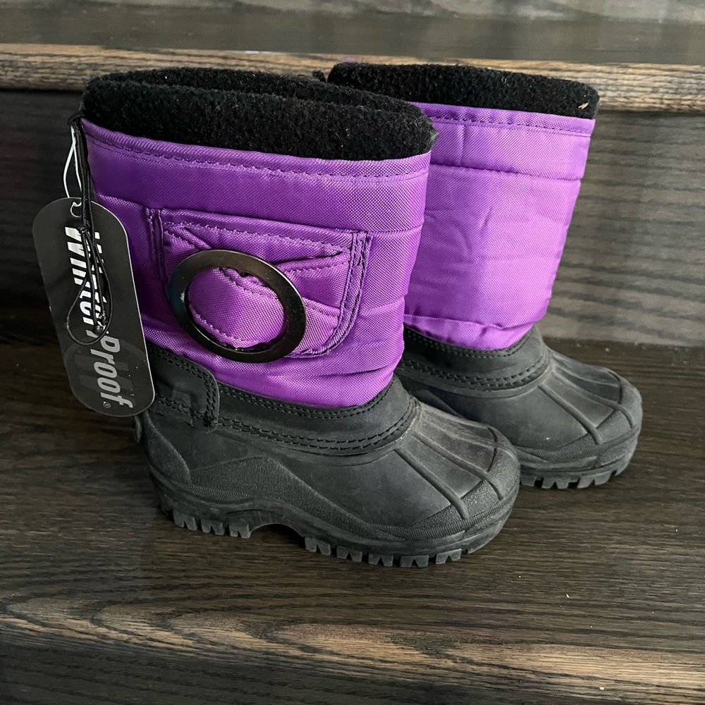 Girls winter boots sz 7 NWT